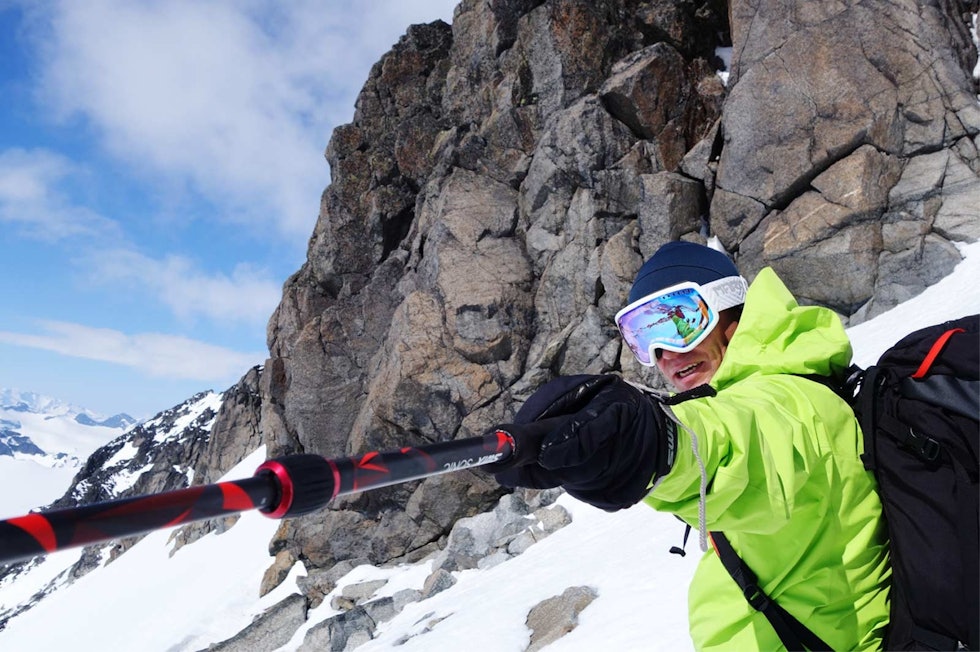 PEKER UT KURSEN: Stian Hagen vurderer linjer under toppen av Galdhøpiggen.