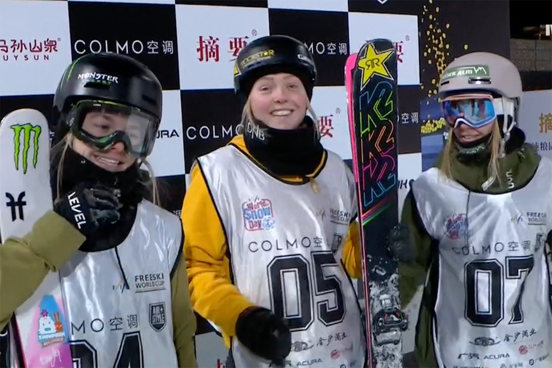 VANT: Johanne Killi vant sesongens andre verdenscuprenn. Foto: Skjermdump/NRK Johanne Killi på pallen i verdenscupen