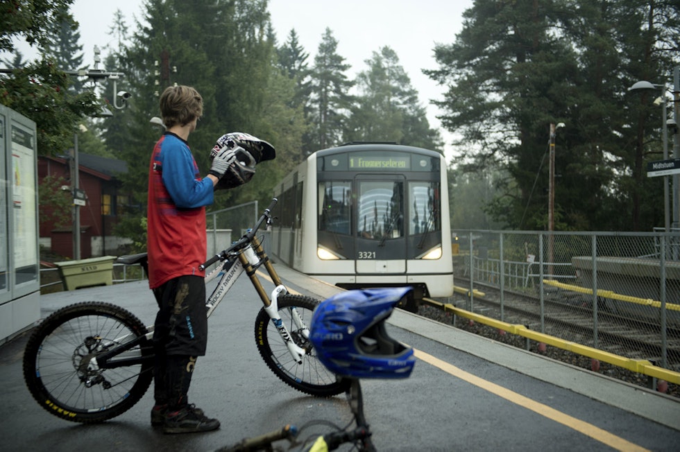T-BANEN: Alle som har syklet i Frognerseteren får også et spesielt forhold til t-banen. Det er langt fra like effektivt som skiheisene i Hafjell, Aaron, Grefsen og Tryvann, men opplevelsen blir desto mer unik. Foto: Vegard Breie 4