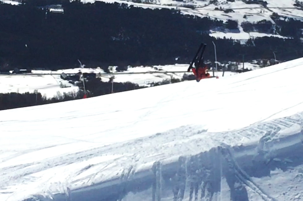 UTENFOR TILTENKT BRUKSOMRÅDE: Smale toppturski er kanskje ikke beregna på krøkkete backflips (dette gikk fint, selv om det ser litt knotete ut), men årets test viste at de er mer allsidige enn man skulle tro. Foto: Erlend Wassdahl Meirik skitest topptur hagan