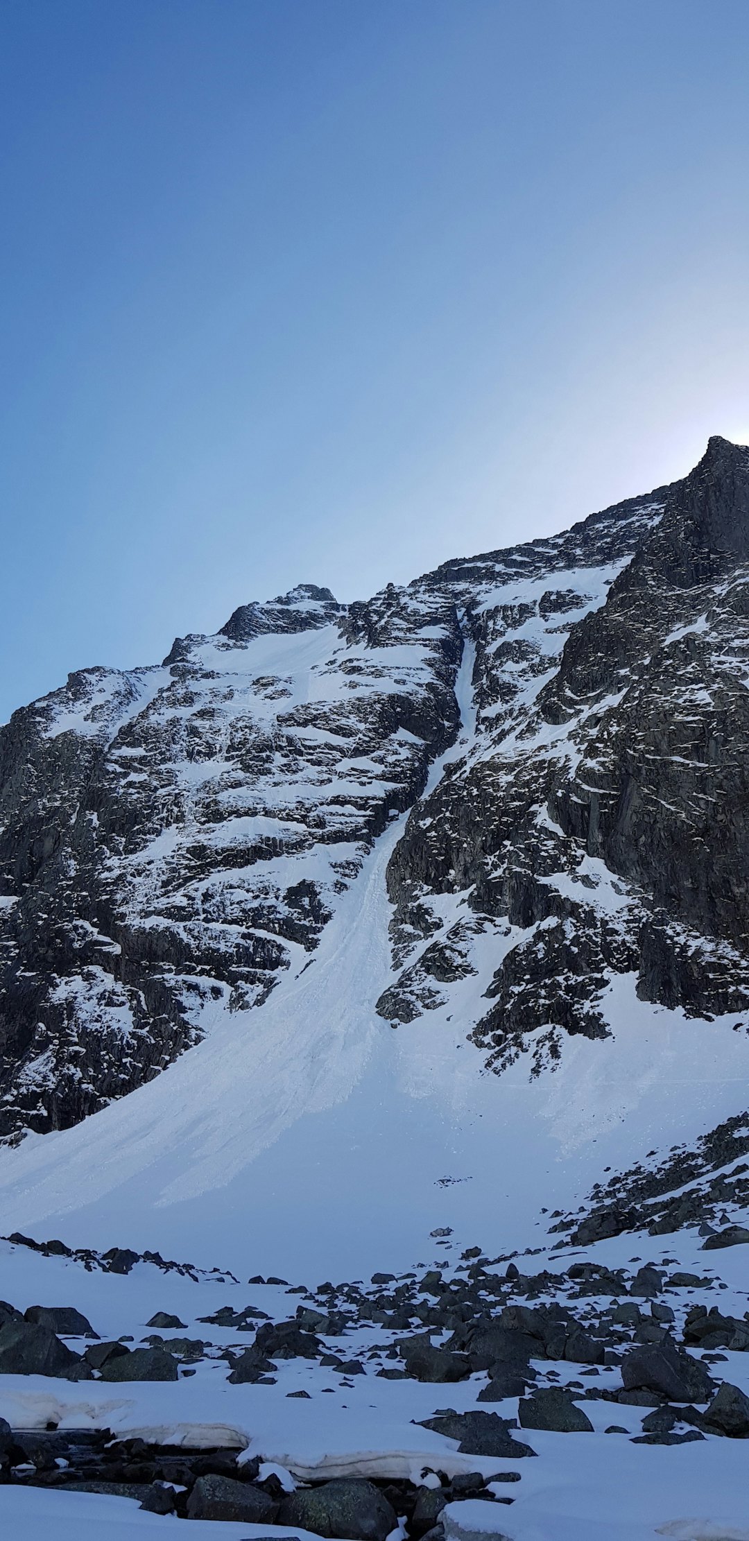 NORDRENNA: En mann ligger skadet på sykehus etter å ha falt ned store deler av denne snørenna i Hurrungane. NORDRENNA: En mann ligger skadet på sykehus etter å ha falt ned store deler av denne snørenna i Hurrungane.
