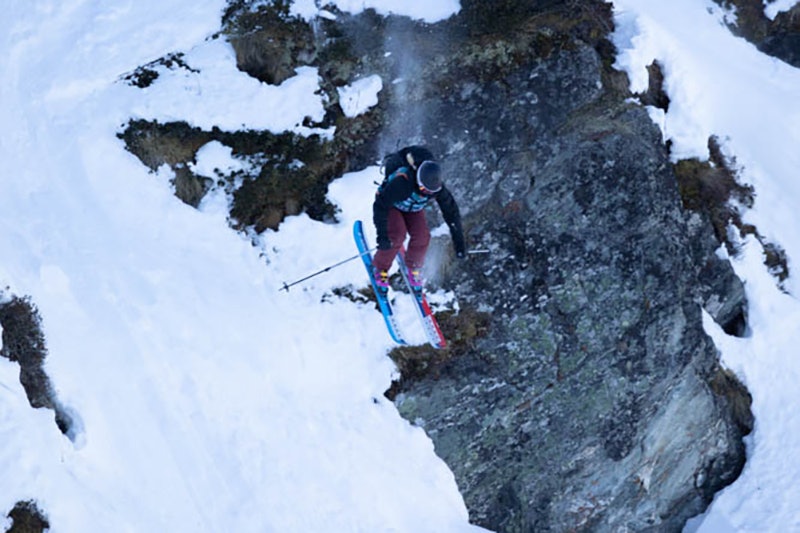 SEIER: Her kjører Anne Ruud inn til seier. Foto: Fabian Equay / FWT Anne Ruud kjører ned en klippe