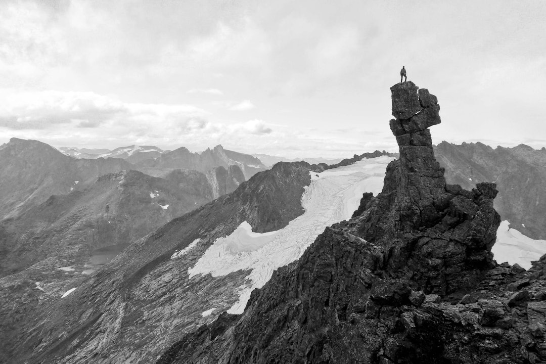 HAMMEREN: Å stå på Torshammeren i Romsdalen er virkelig en opplevelse – unik, spennende og ikke vanskeligere enn at de fleste klarer det med hjelp fra en guide. Foto: Knut Stefanussen