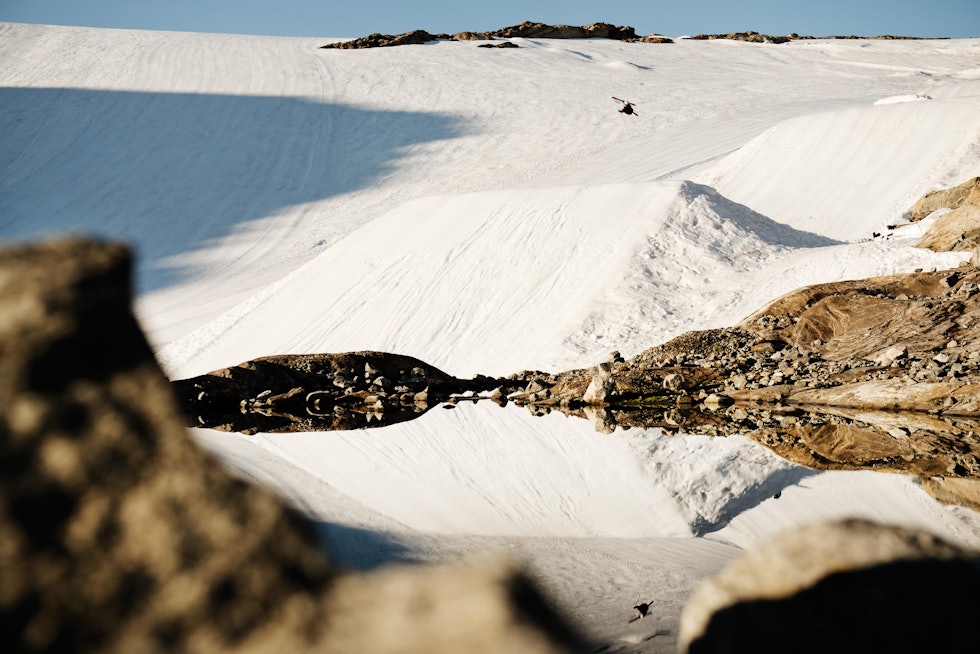 IKKE AKKURAT DRYSLOPE: Terrengparken på Fonna Glacier Ski Resort –som det så fint heter- er minst like bra som de beste vinterparkene. PC Fosse sjekker speilbildet av sin rodeo 5 for å kontrollere stilen. Foto: Martin Innerdal Dalen