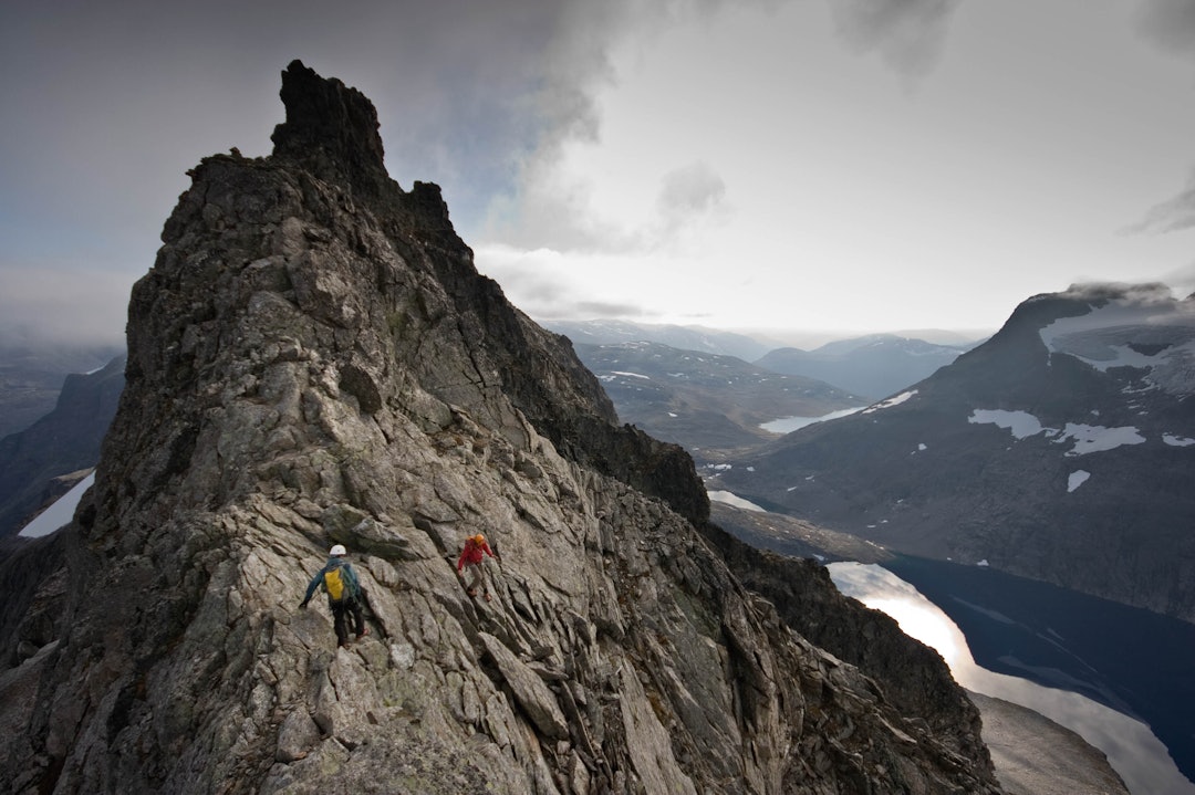TRYGG PÅ RYGG: Nils Nielsen og Trygve Sunde Kolderup nærmer seg toppen på Kvanndalstind i Romsdalen – en av Norges  neste tinderagleturer. Foto: Matti Bernitz