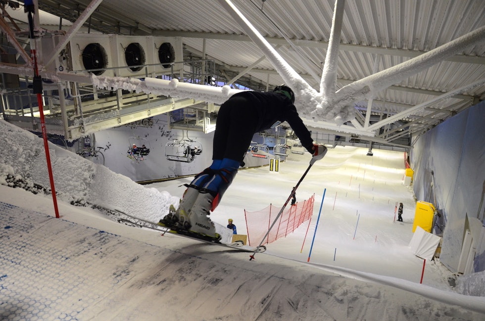 TRENING: En slalåmkjører hiver seg utfor fra toppen av stillaset på Snø. Foto: Erlend Sande slalåmkjører på snø Lørenskog fra toppen