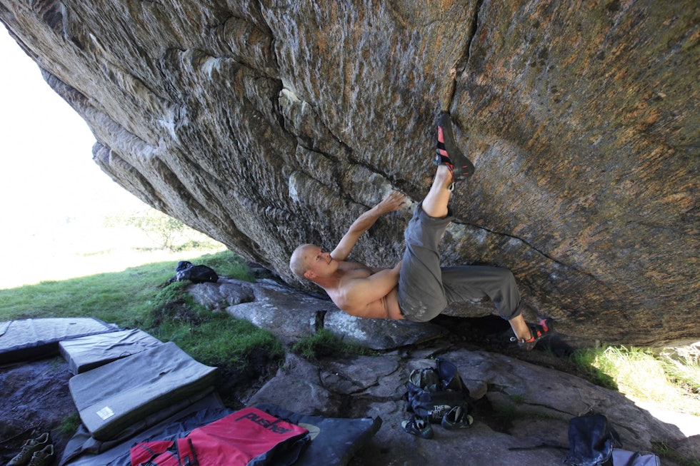 BRATT: En tilreisende utlending strekker seg på Jagga Jo (7A+). Foto: Dag Hagen BRATT: En tilreisende utlending strekker seg på Jagga Jo (7A+). Foto: Dag Hagen