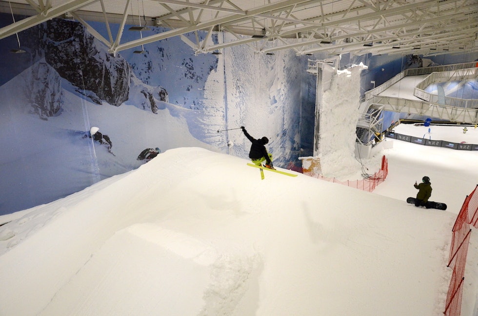BIG JUMP: Det største hoppet ligger for seg selv. Du kan se på en skjerm at det er klart før du setter utfor. Foto: Erlend Sande big jump lørenskog innendørs