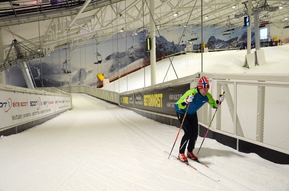 LANGRENN: Det er fullt mulig å få fram både skiglede og melkesyre i langrennsløypa som er plassert på en slags hyller over alpinbakkene. Foto: Erlend Sande langrenn innendørs snø