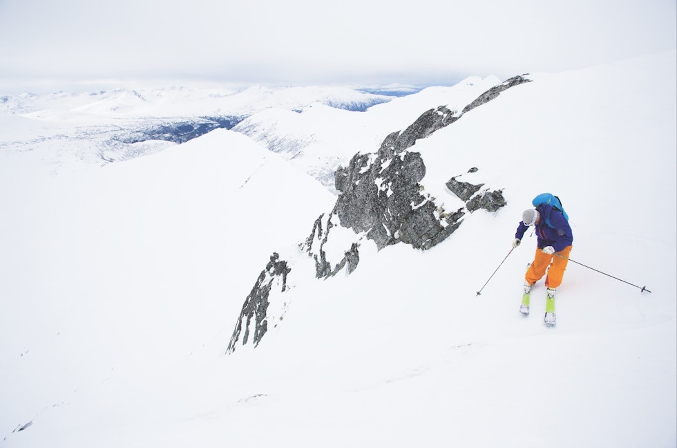 TRYKK PÅ YTTERSKI: Når det er veldig bratt, veldig hardt og veldig lite sikt, da gjelder det å trykke skiene fast i snøen, slik Terje Storli gjør i toppen av topprenna på Tydalsnebba.