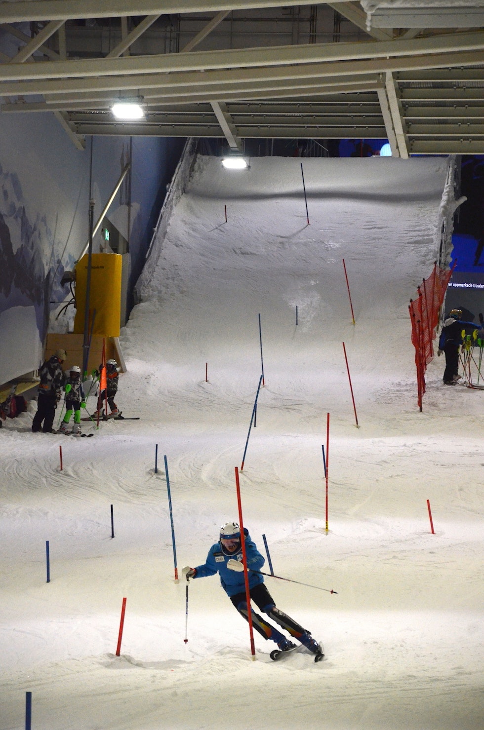 I FLERTALL: Innendørsanlegget Snø har allerede blitt en viktig treningsarena for alpinister. Foto: Erlend Sande slalåmkjører innendørs snø