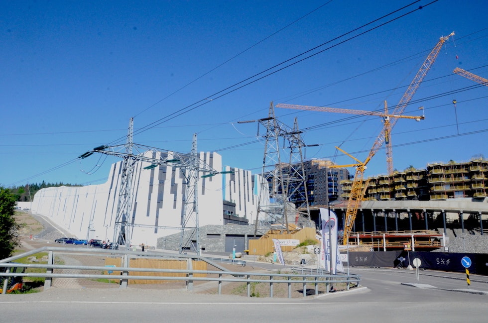 BYGGEPLASS: Skihallen er bare starten på en stor utbygging av området, der varmen som produseres i kjøleanlegget tas i bruk i andre bygninger. Foto: Erlend Sande snø lørenskog utvendig