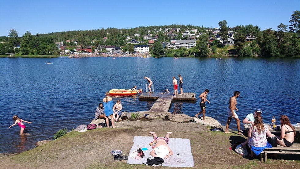 POPULÆRT: Langvannet har yrende badeliv på varme sommerdager. Foto: Erlend Sande bading langvannet lørenskog