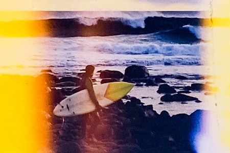 SALTSTEIN: Ivar Trondsen alene med sin bror Torgeir på surfeplassen Saltstein, like utenfor Larvik. Foto: Torgeir Trondsen SALTSTEIN: Ivar Trondsen alene med sin bror Torgeir på surfeplassen Saltstein, like utenfor Larvik. Foto: Torgeir Trondsen