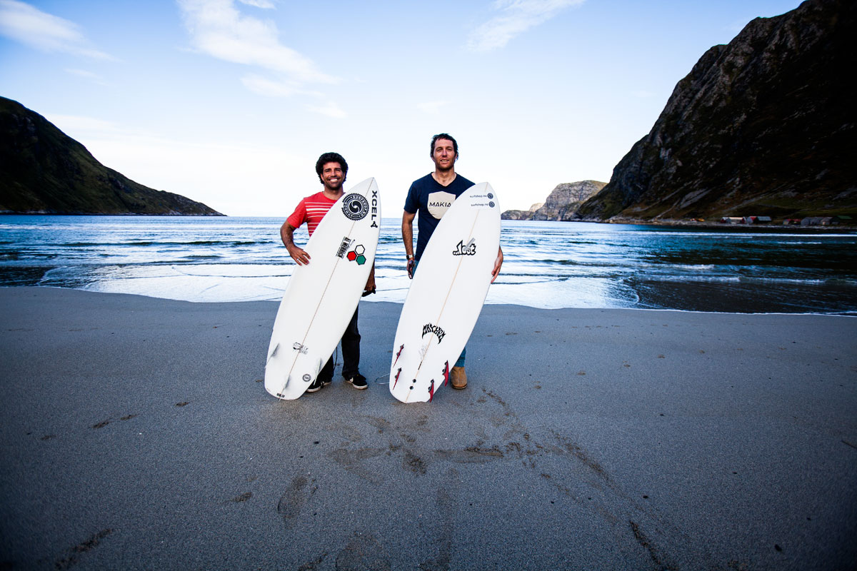 TRIVES: Da Seamus Fox og Phil Pope flyttet fra Australia til Norge forventet de lite av surfemulighetene. Nå er de blant dem som tilbringer mest tid i vannet på Østlandet. Seamus lever dessuten av å selge surfrelaterte produkter til det norske markedet. Foto: Christian Nerdrum