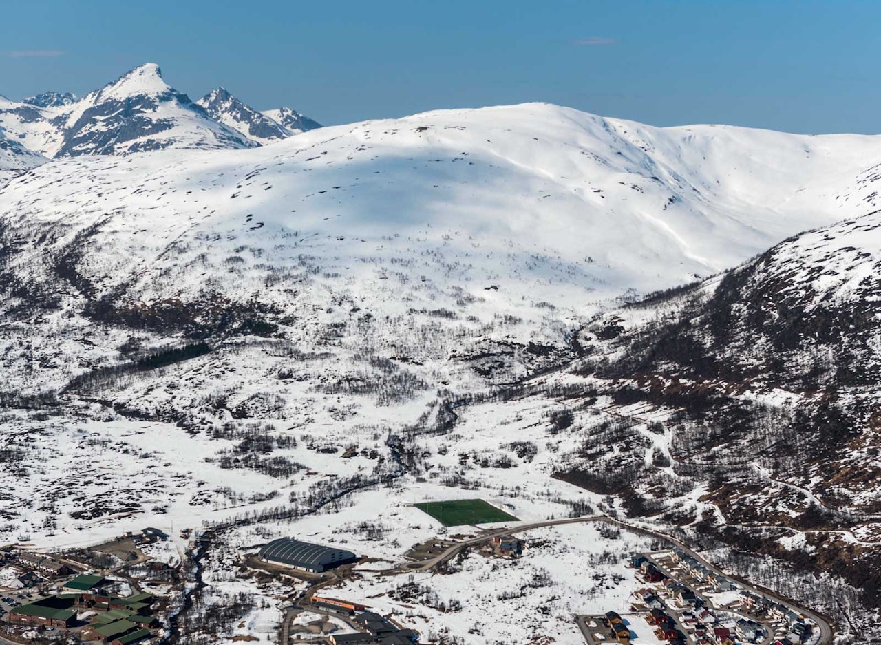 Rødtinden sett fra sørøst. Foto: Jan R. Olsen. / Trygge toppturer. Rødtinden sett fra sørøst. Foto: Jan R. Olsen. / Trygge toppturer.