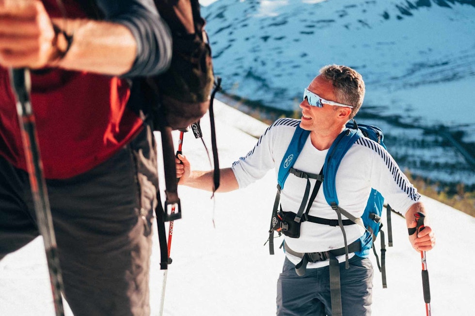 OPPTUR: Bo Eide og Henrik Romsaas på vei opp fjellet. Foto: Sjur Melsås Langfjellaksla