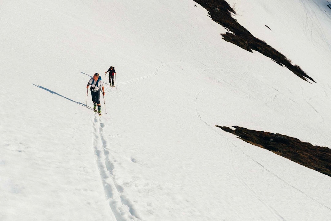 TURFØLGET: Bo Eide og Henrik Romsaas på vei opp fjellet. Foto: Sjur Melsås Langfjellaksla