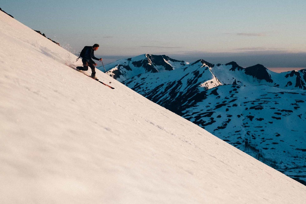 NEDKJRØING: Turfølget på vei ned fjellet. Foto: Sjur Melsås Langfjellaksla