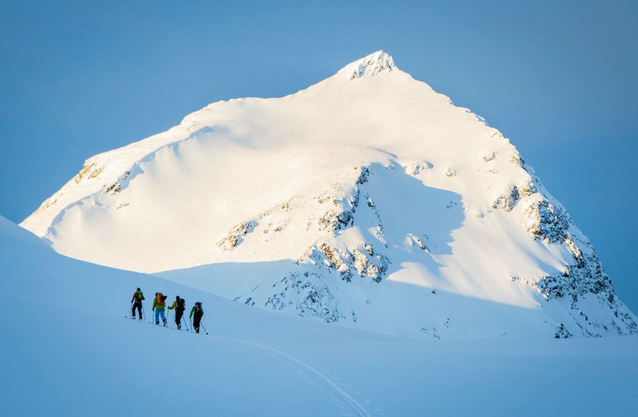 Turfølgje på veg opp mot toppryggen ein kald januardag. Foto: Håvard Myklebust. Turfølgje på veg opp mot toppryggen ein kald januardag. Foto: Håvard Myklebust.