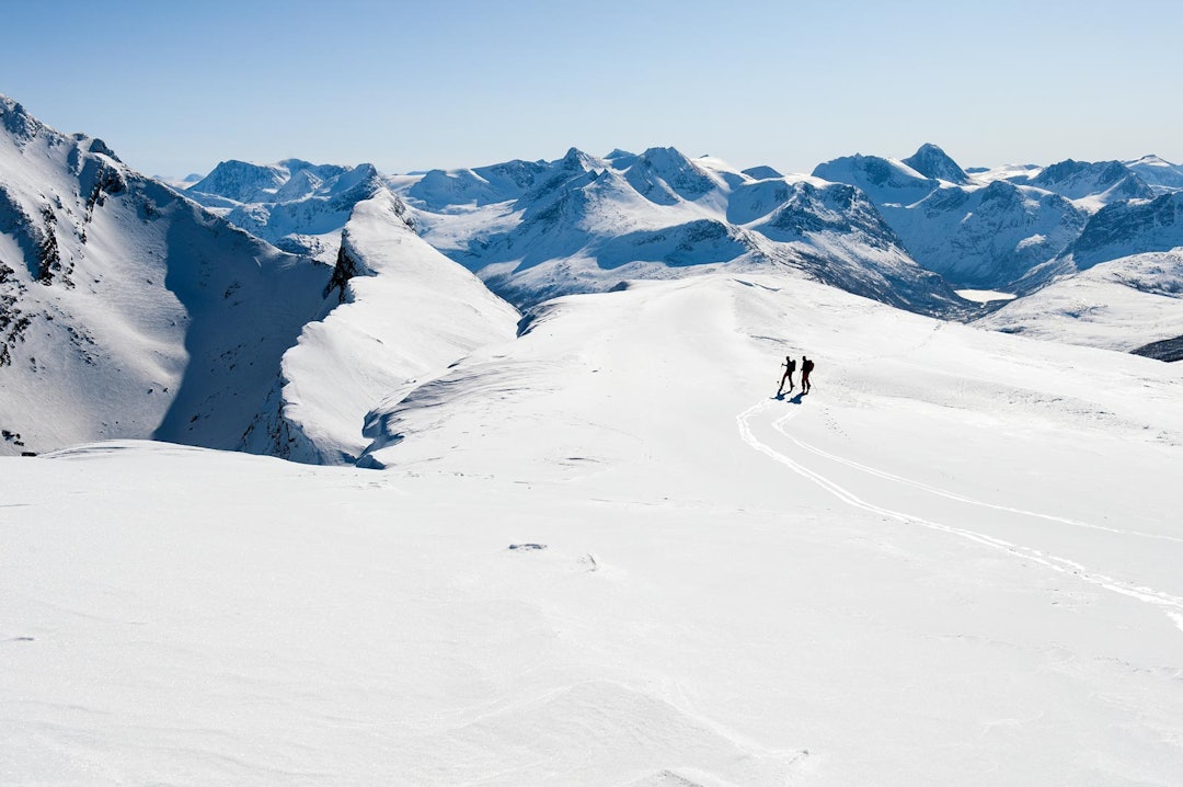 Partisanruten starter ved toppen av skianlegget i Narvik og følger den vasse eggen mot Beisfjordtøtta. Deretter fortsetter den med overnatting i Hunddalshyttene og med avslutning i Riksgränsen. Foto: Lars Thulin / Toppturer rundt Narvik. Partisanruten starter ved toppen av skianlegget i Narvik og følger den vasse eggen mot Beisfjordtøtta. Deretter fortsetter den med overnatting i Hunddalshyttene og med avslutning i Riksgränsen. Foto: Lars Thulin / Toppturer rundt Narvik.