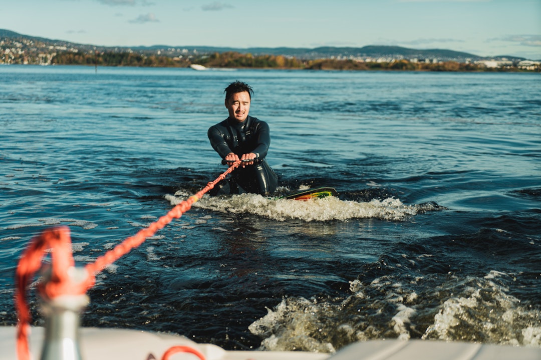 OPP OG STÅ: Ikke prøv å holde igjen båten. Vær smidig, bøy bena og la deg bli dratt opp. Bilde: Christian Nerdrum Teknikken på å komme opp på wakesurf