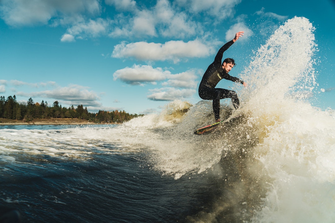 BOOM: Etterhvert som du får dreisen, kan du spraye ned kameramannen, som Christian Rustberger synes var artig. Kameramann: Christian Nerdrum Spray wakesurf