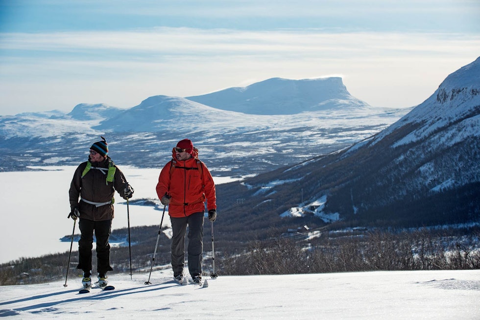 Håkan Stenlund og Niklas Mattsson begynner på turen fra Björkliden opp til Låktatjåkkahytta. Foto: Lars Thulin / Toppturer rundt Narvik. Håkan Stenlund og Niklas Mattsson begynner på turen fra Björkliden opp til Låktatjåkkahytta. Foto: Lars Thulin / Toppturer rundt Narvik.