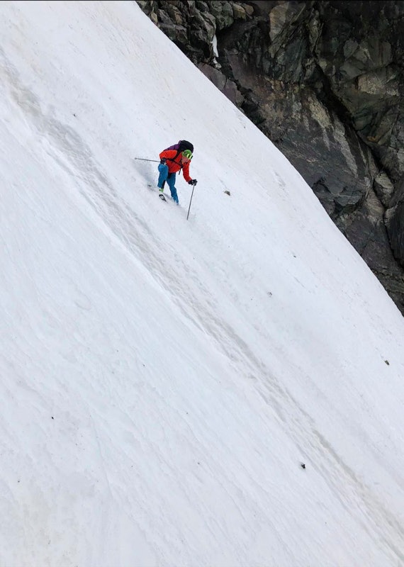 NED: Pelle Gangeskar på vei ned Austabotnrenna. Foto: Vetle Gangeskar Austabotnrenna