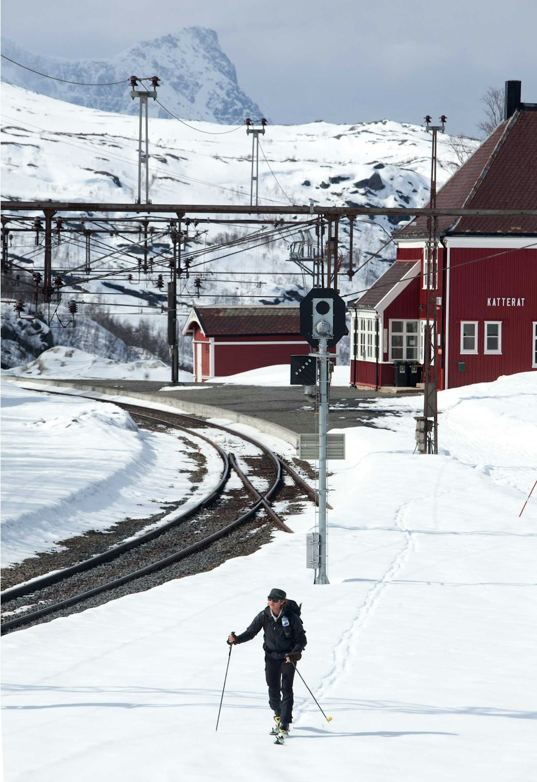 Lars Thulin forlater Katterat jernbanestasjon på tur mot Hunddalshyttene. Rombakstøtta vises i bakgrunnen. Foto: Nicklas Blom / Toppturer rundt Narvik.