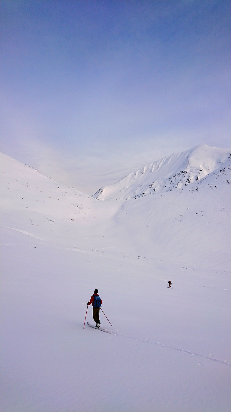 ANMARSJEN: Vi treffer godt med både været, snøen og lysforholdene. Vestsiden på Klauva i bakgrunnen. Foto: Adam Tumidajewicz