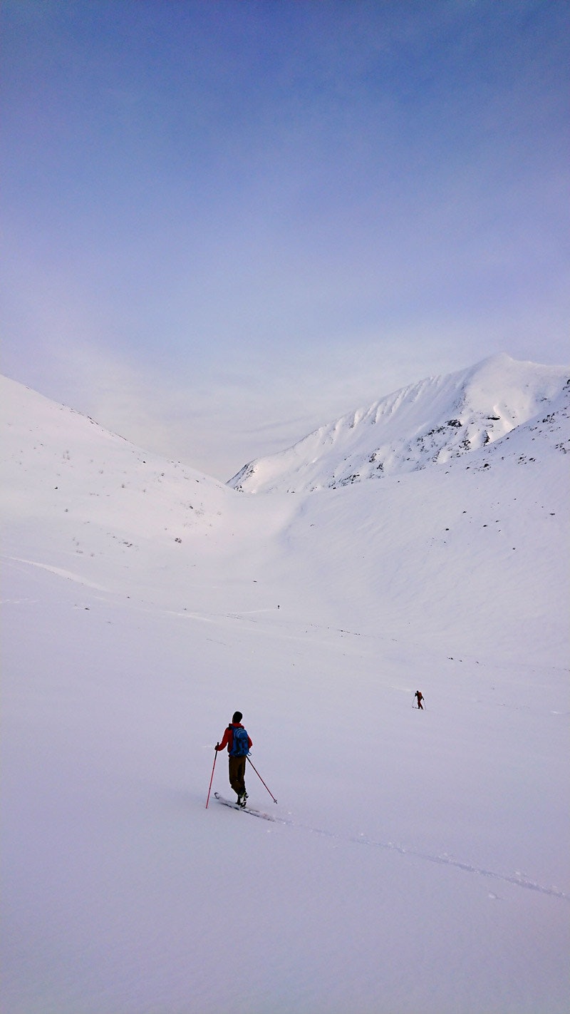 ANMARSJEN: Vi treffer godt med både været, snøen og lysforholdene. Vestsiden på Klauva i bakgrunnen. Foto: Adam Tumidajewicz ANMARSJEN: Vi treffer godt med både været, snøen og lysforholdene. Vestsiden på Klauva i bakgrunnen. Foto: Adam Tumidajewicz