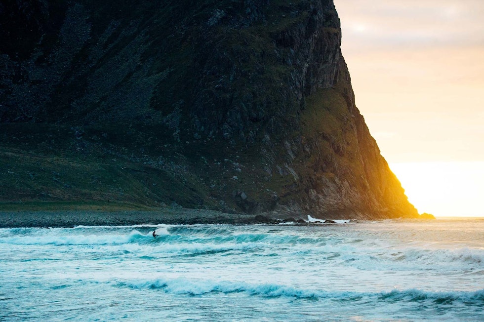 Lofoten er som en våt drøm for en surfefotograf. Høye fjell og vakker natur er med på å skape en  uslåelig stemning i bildene.