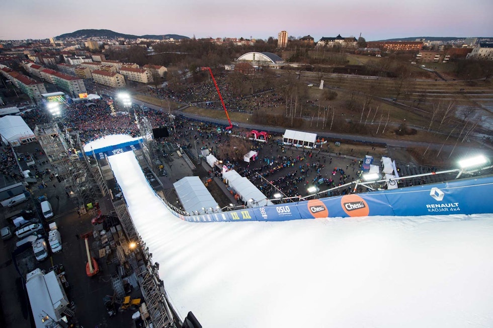 FOLKEFEST: Da X Games ble arrangert i Tøyenparken i 2016 ble det en stor folkefest. Her fra toppen av stillashoppet, som mildt sagt var stor. Bilde: ESPN Henning-Andersen-2