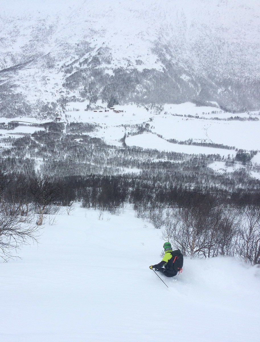 SKIOMRÅDET: Det var i dette området to ble begravd søndag. Her kjører Endre Hals på ski ved en annen anledning. Foto: Tore Meirik