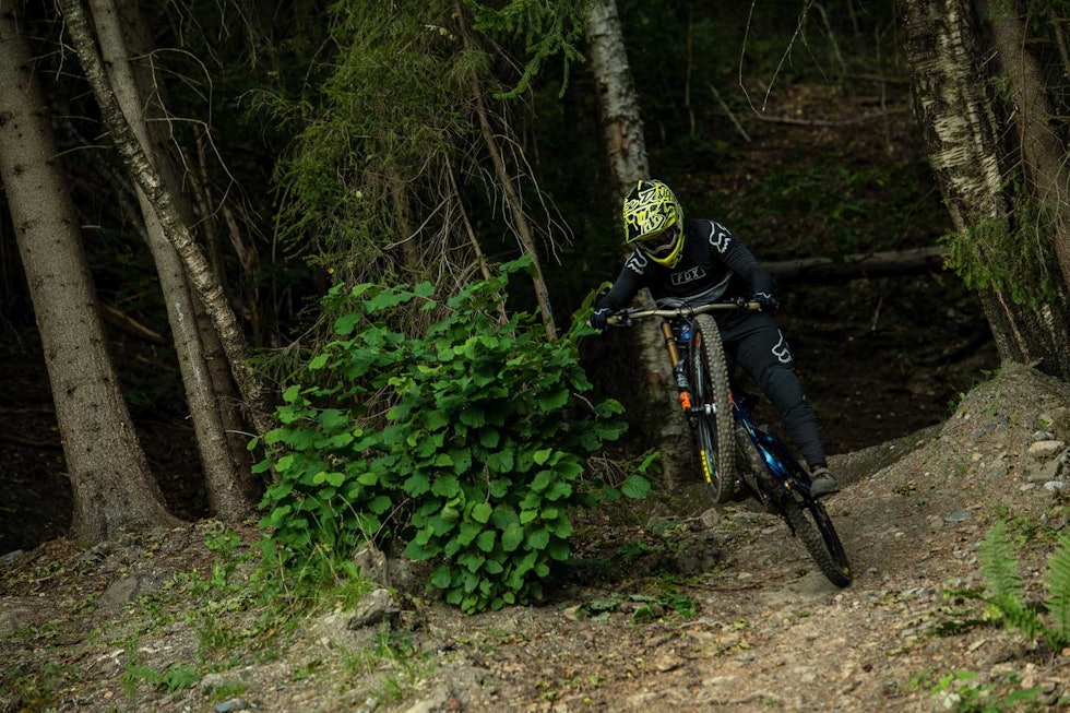 GI DE FLINKE UTFORDRINGER: – Trenden i Norge nå er å bygge veldig enkelt. Du kan livnære deg på det som trail builder. Men om du er flink på sykkel og ikke glad i å bygge, har du få utfordringer. For meg er det viktig med et lokalanlegg som alle kan bruke, samtidig som de som er flinke på sykkel kan få utfordringer, sier Hansen. På bildet: Atle Lakso. Terrengsykling-Asker-Vardåsen-5