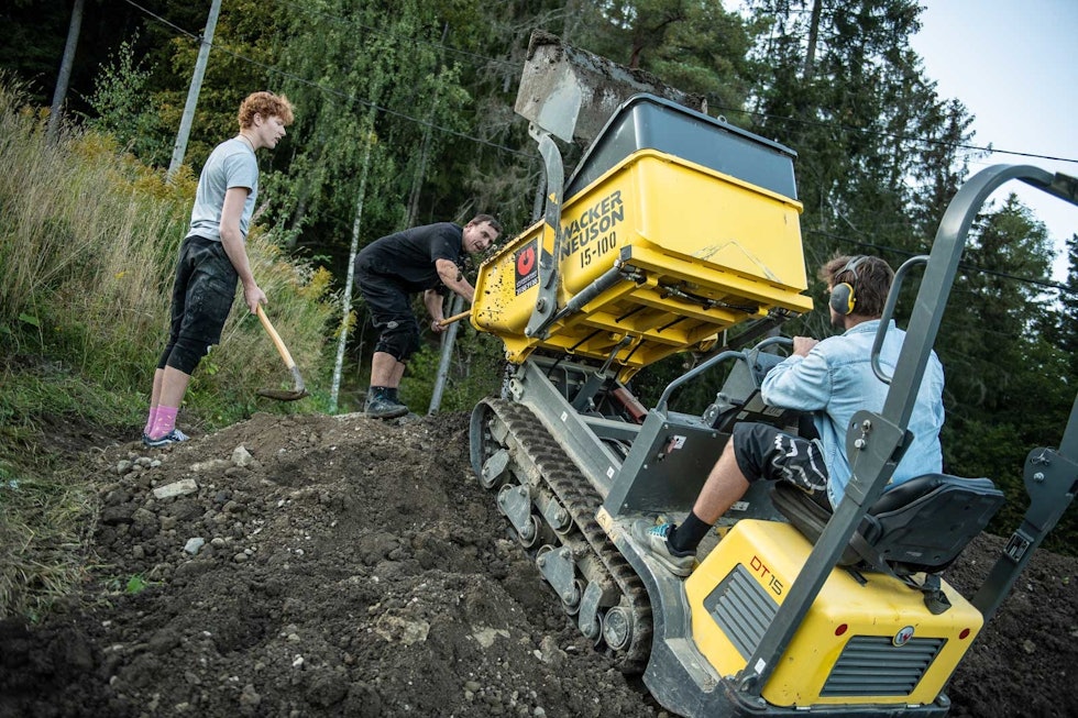 LOKAL ENTUSIASME: – Det er flere lokale ungdommer som er med og graver, sier Hansen. Terrengsykling-Asker-Vardåsen-6