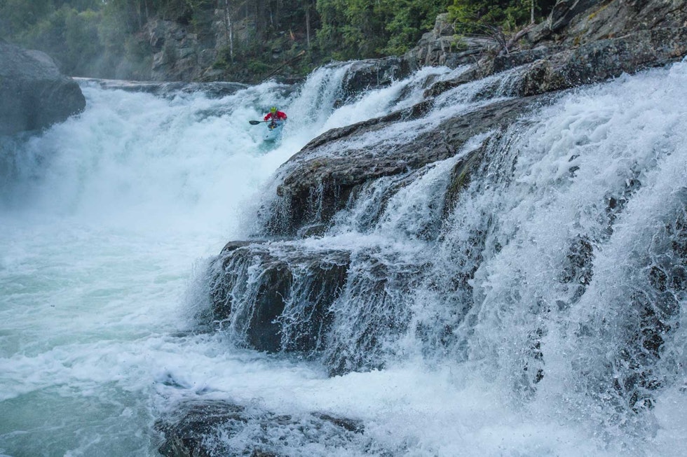 VERDENSTOPPEN: Norge er et av verdens beste padleland, og Hemsila er blant de beste elvene. Her er amerikanske Evan Garcia i ferd med å forsyne seg. Bilde: Tait Trautman Hemsedal-elvepadling