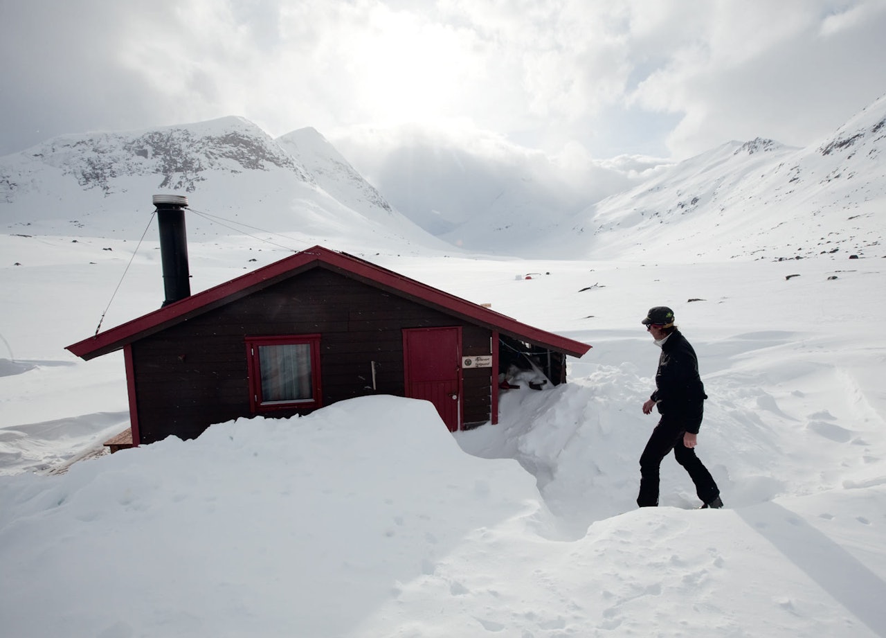 Hunddalshyttene har en flott beliggenhet, der tre daler møtes. Foto: Nicklas Blom / Toppturer rundt Narvik.