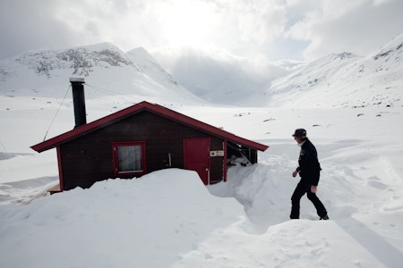 Hunddalshyttene har en flott beliggenhet, der tre daler møtes. Foto: Nicklas Blom / Toppturer rundt Narvik.