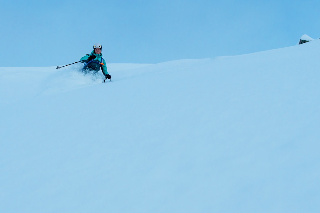 LOFOTPOW: Emma Wichardt koser seg med betydelig mer godsaker enn hva værmeldinga antydet. Foto: Signar André Nilsen LOFOTPOW: Emma Wichardt koser seg med betydelig mer godsaker enn hva værmeldinga antydet. Foto: Signar André Nilsen