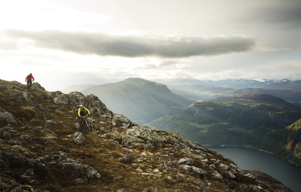 BRATT FJORDSYKLING: Stig Wigum og Knut Myking utnytter de siste glimtene med kveldssol til å sette fart ned mot Sogndal fra Storhaugen. Sogndal