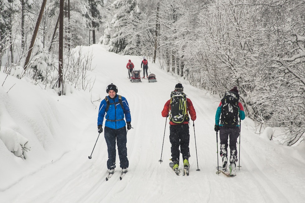 BLANDINGS: Brede og smale ski i skjønn forening i Oslomarka. Foto: Line Hårklau