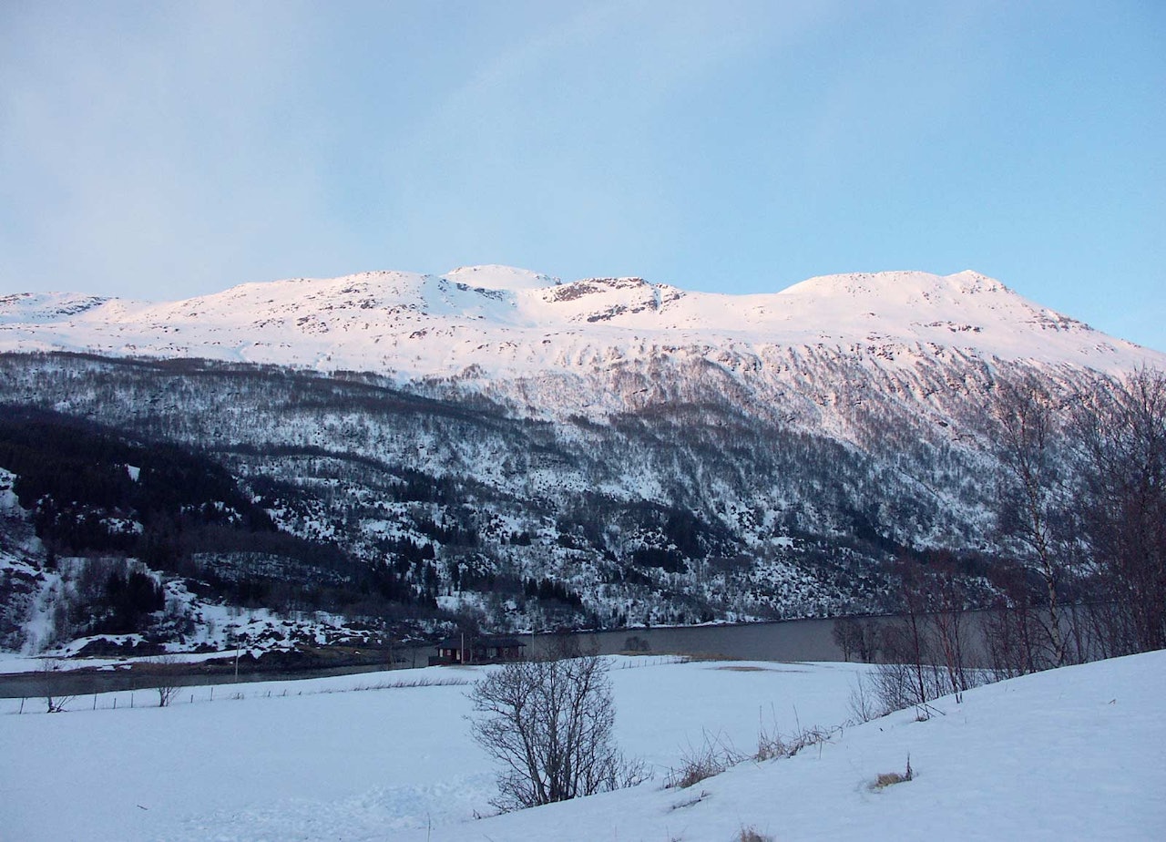 Årsteinhornet fra sørvest. Foto: Mikael af Ekenstam / Toppturer rundt Narvik.