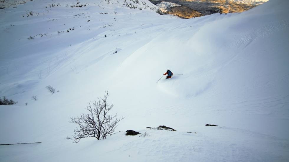 Henning Sivertsen Skjetne svinger seg ned fra Gullfjellstoppen i retning Gullbotn. Foto: Øystein Bjelland