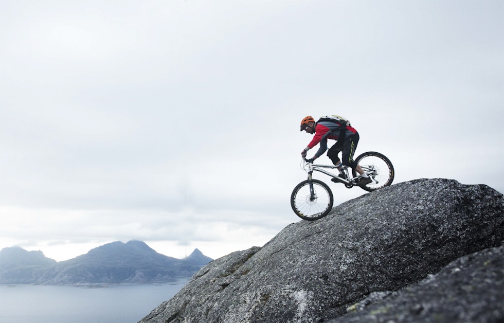 FRAMPÅ: Andreas Klette tester grepet på svabergene høyt over havet ved Bodø. Bodø sykling