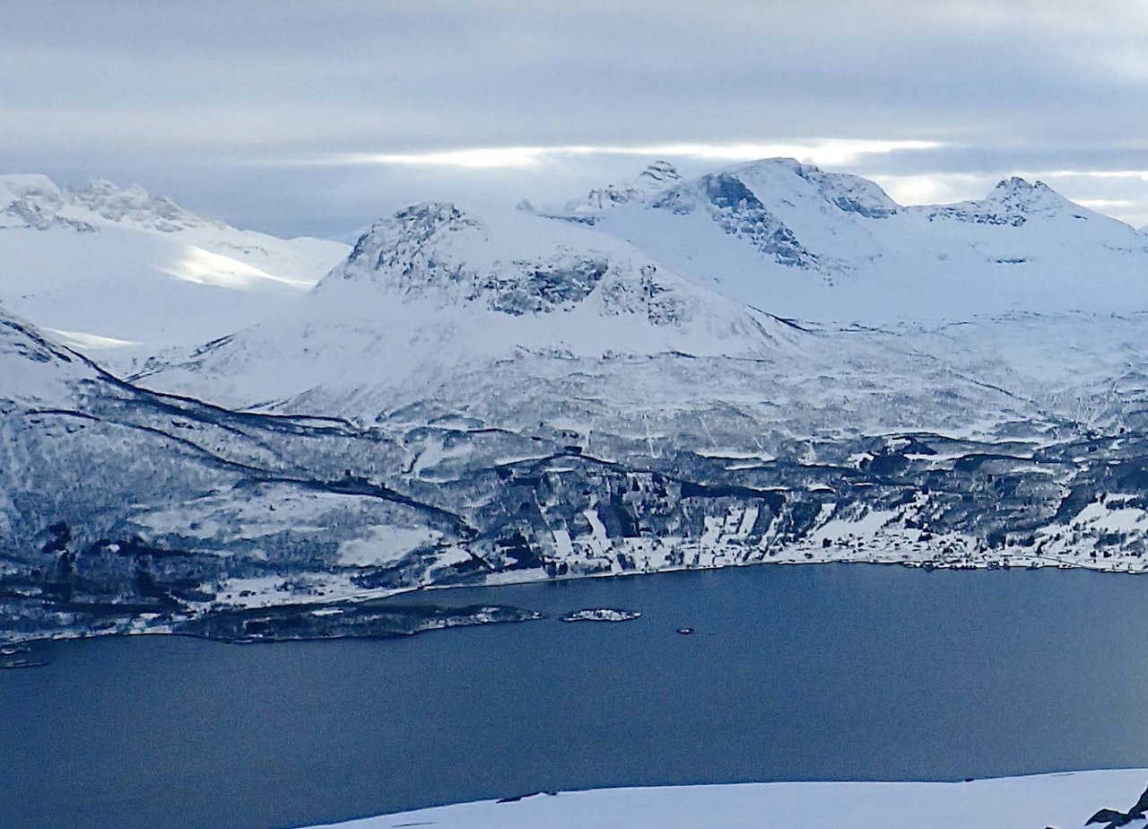 Nonsfjellet fra nord. Foto: Geir-Hugo Hanssen / Toppturer rundt Narvik. Nonsfjellet fra nord. Foto: Geir-Hugo Hanssen / Toppturer rundt Narvik.