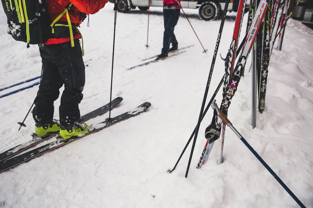 MIKS: Smale og brede ski på hyttene. Foto: Line Hårklau