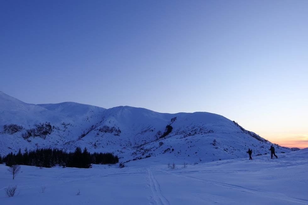 Oppturen mot Austefjellet sett fra nord, like overfor Kurlatjørna. Osavatnet ligger nede til høyre, i bakkant av de to skiløperne. Foto: Henning Skjetne