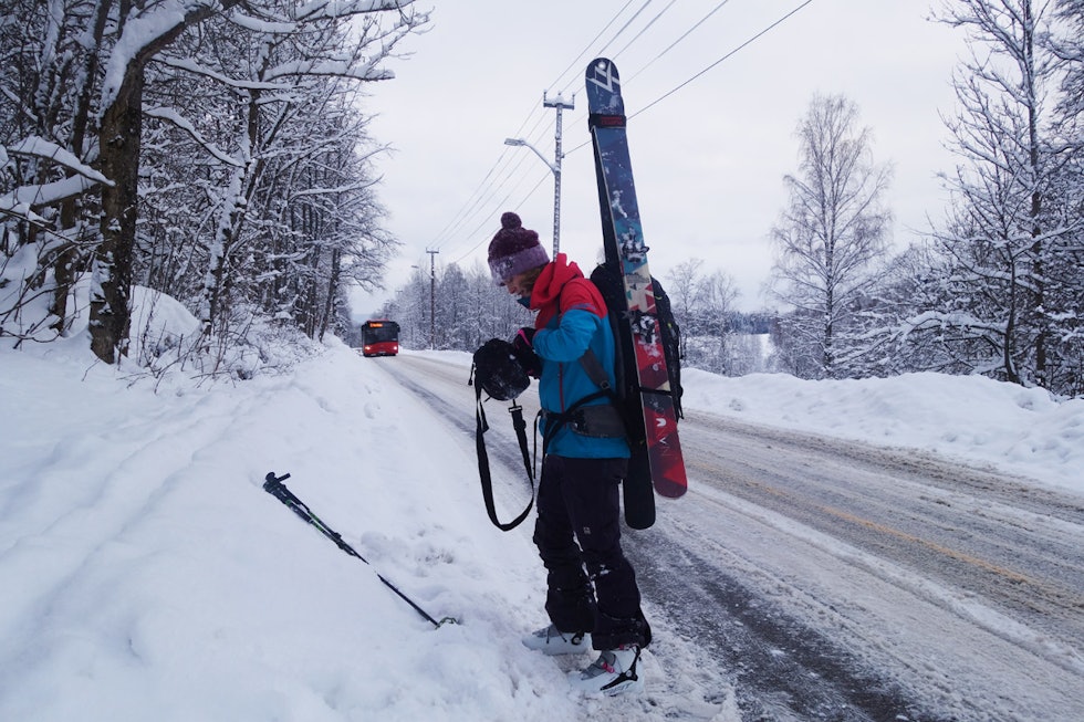 ETTERPÅ: Gunhild venter på bussen med skiene festa på sekken, slik man må på teknisk krevende toppturer. Foto: Erlend Sande